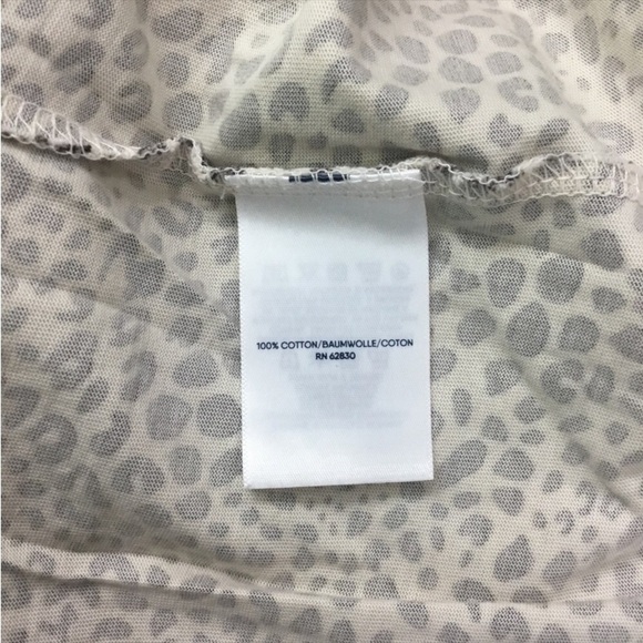 LANDS End Medium short sleeve v neck tee
Thicker weight 
Animal print - Picture 4 of 15